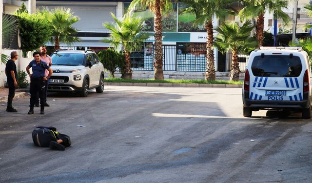 Madde bağımlısı yola yatarak, trafiği kapattı