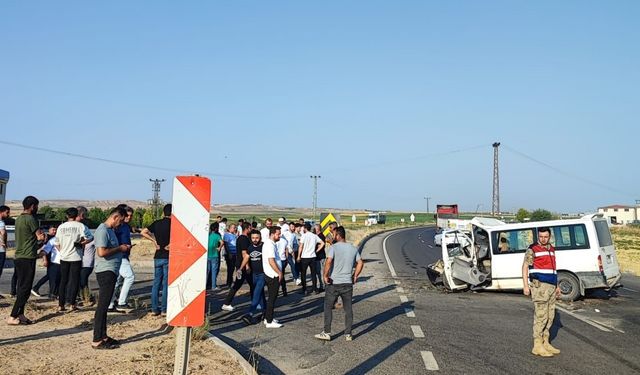 Minibüs, TIR üzerindeki iş makinesinin kepçe kısmına çarptı