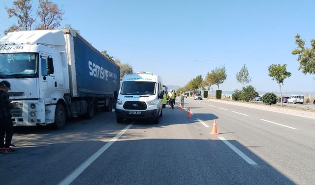 Mobilya yüklü kamyonet, park halindeki TIR'a çarptı: 3 ölü