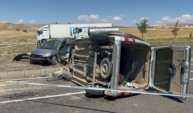 Nevşehir'de otomobil ile hafif ticari araç çarpıştı: 1 ölü, 4 yaralı