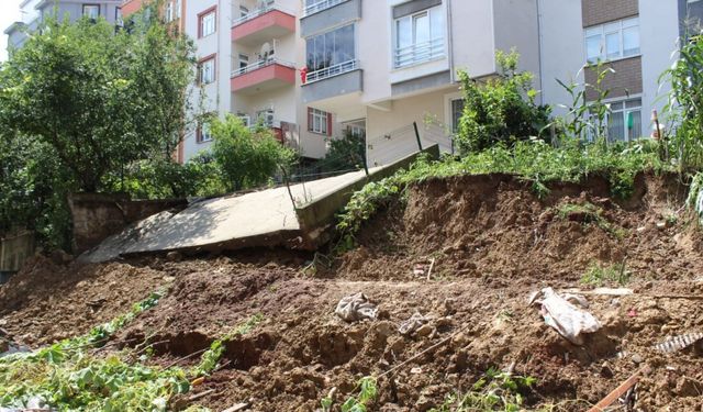 Ordu'da sağanak sonrası istinat duvarı çöktü; bir bina tahliye edildi