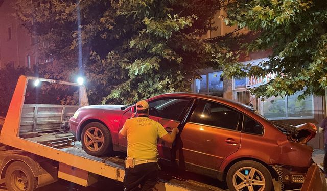 Otomobile çarpan kamyonetin sürücüsü kaçtı