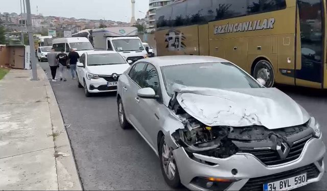 Otomobilin çarptığı kamyonet devrildi