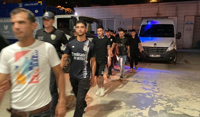 Polisin ‘gürültü' ihbarı üzerine gittiği evde 10 kaçak göçmen yakalandı