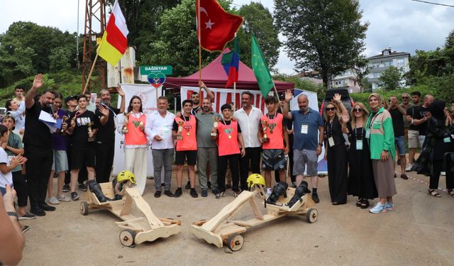 Rize'de dansçılardan 'Ülkelerarası Tahta Araba Yarışması'