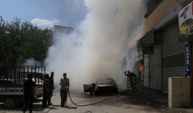 Şanlıurfa’da seyir halindeyken alev alan otomobil yandı