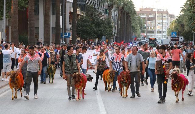 Sekiz asırlık gelenek öncesi kortej yürüyüşü