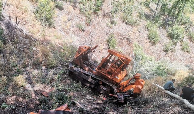 Sivas'ta orman yangını; dozer devrildi, operatörü öldü