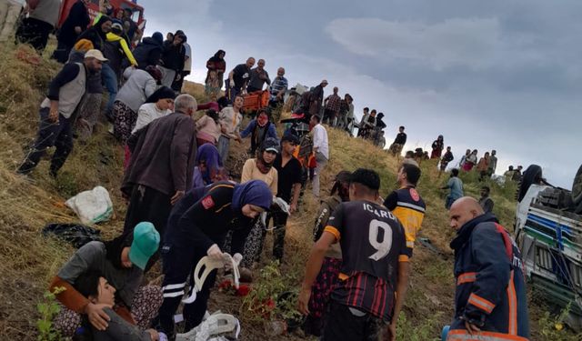 Tarım işçilerinin taşındığı kamyonet devrildi