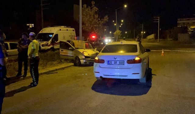 Ters yöne giren otomobilin karşıdan gelen otomobille çarpıştığı kaza kamerada; 1 ölü, 5 yaralı