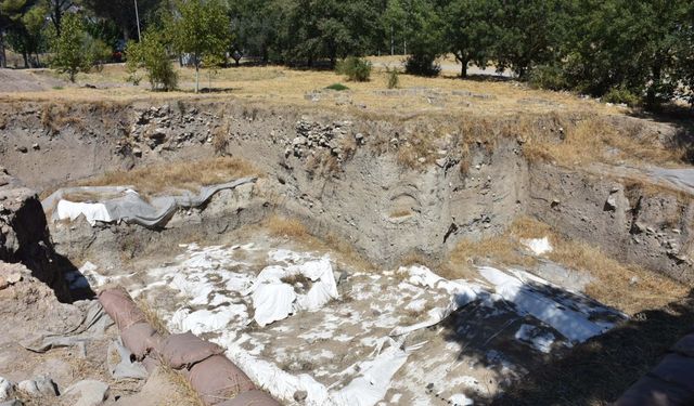 Ulucak Höyüğü'nde 8 bin yıllık kadın heykelciği bulundu