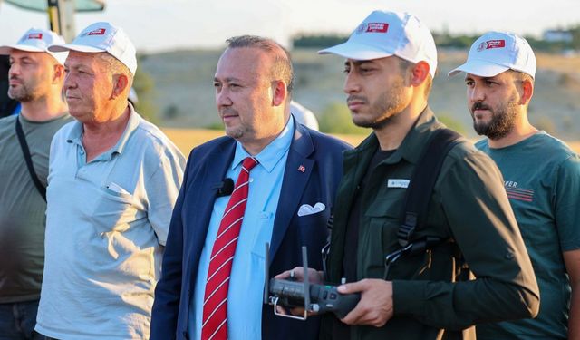 Uşak'ta üreticiye dronla gübre atım desteği