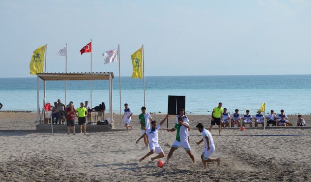 Van Gölü kıyısında plaj futbolu heyecanı