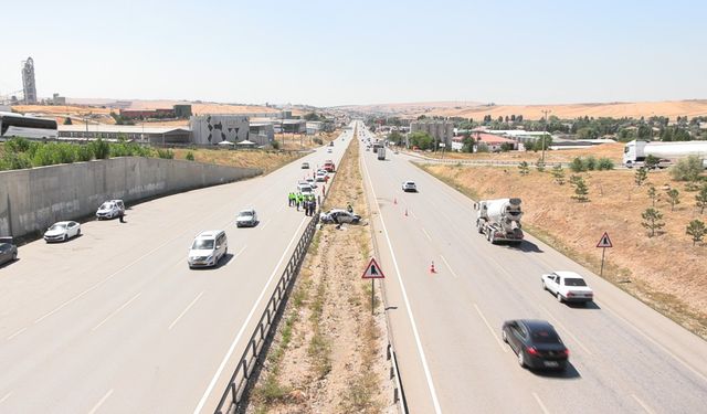 Yoldaki su kanalına devrilen otomobilin sürücüsü öldü, 3 yaralı