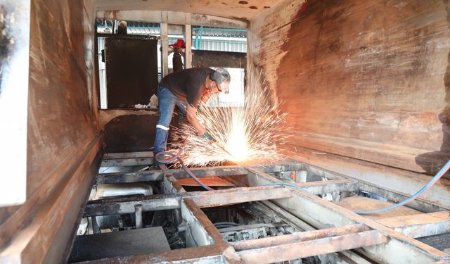 Yüreğir'de çöp suyu akıtan kamyonların bakımları yapıldı