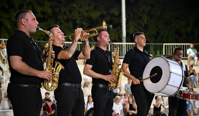 Bornova'da Atatürk Parkı'nda Bando Balkan rüzgarı