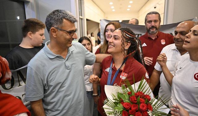 Olimpiyatın gururları  Şevval İlayda Tarhan ve Yusuf Dikeç Türkiye'ye döndü