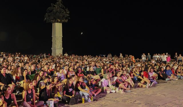 İzmir'de A Milli Voleybol Takımı'nın İtalya karşılaşması dev ekranlardan izlendi