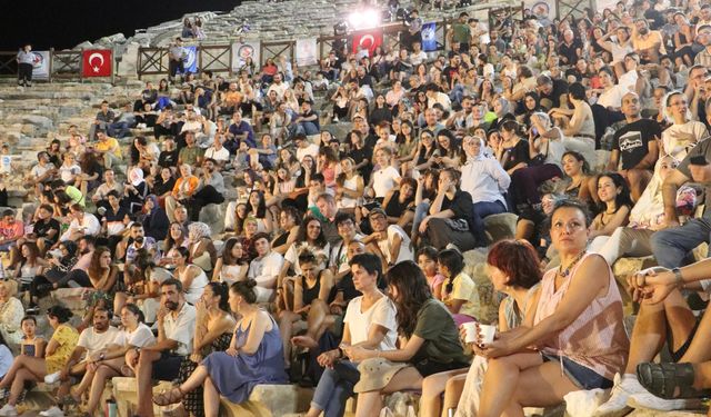 Laodikya'daki 2 bin 200 yıllık tiyatroda 'Zorba' sahnelendi