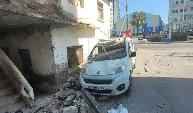 Aracın üzerine balkon göçtü