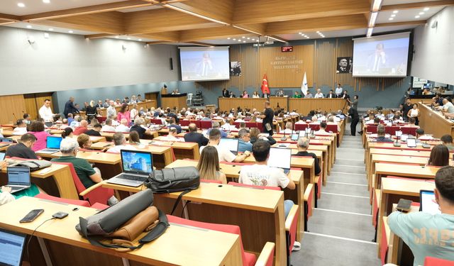 Merih Demiral’ın bozkurt işareti yaptığı heykel İzmir’e dikilmeyecek!