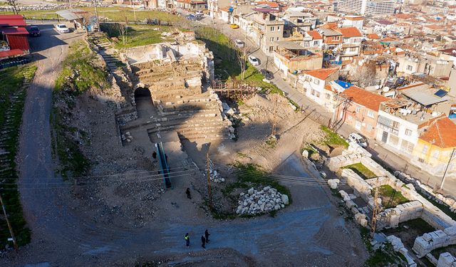 Smyrna Tiyatrosu'nun sahne binası gün yüzüne çıkıyor