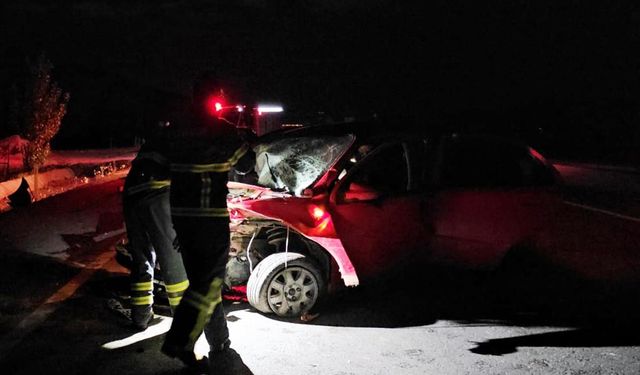 Traktörle çarpışan otomobilin sürücüsü yaralandı