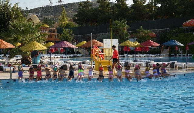 Karabağlar Belediyesi’nden çocuklara yüzme eğitimi