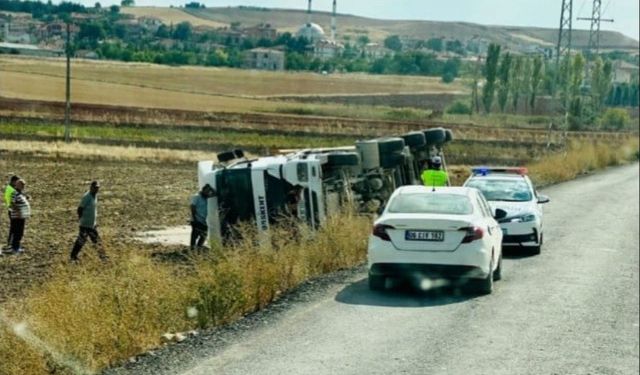 Mıcır yüklü TIR devrildi, sürücü yaralandı