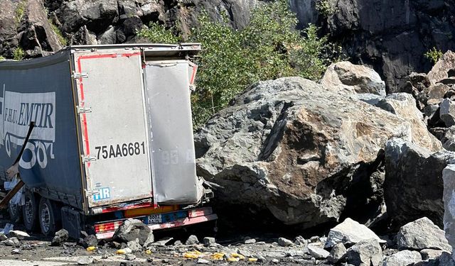 Kayaların isabet ettiği iki TIR’da hasar