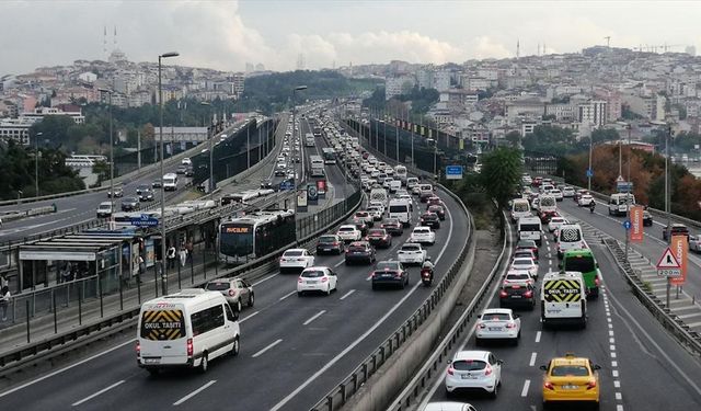 İstanbul trafiğinde okullarda uyum haftası ve haftanın ilk iş günü yoğunluğu