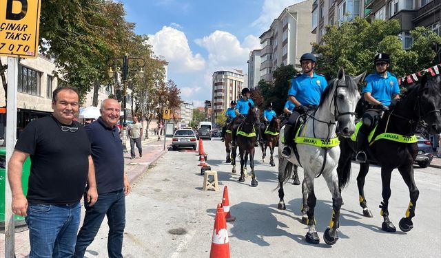 Kütahya sokaklarında devriye gezen atlı polislere vatandaşlardan ilgi