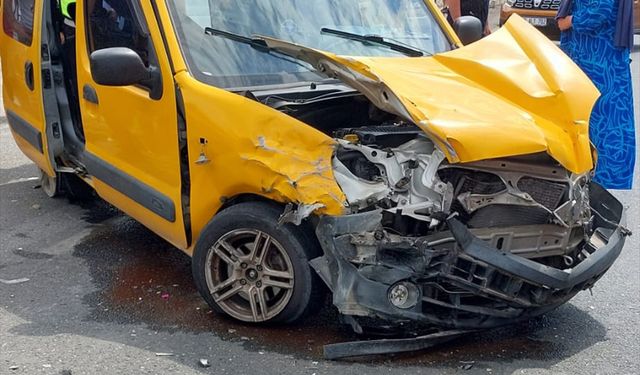 Ortaca'da otomobille hafif ticari aracın çarpıştığı kazada 8 kişi yaralandı