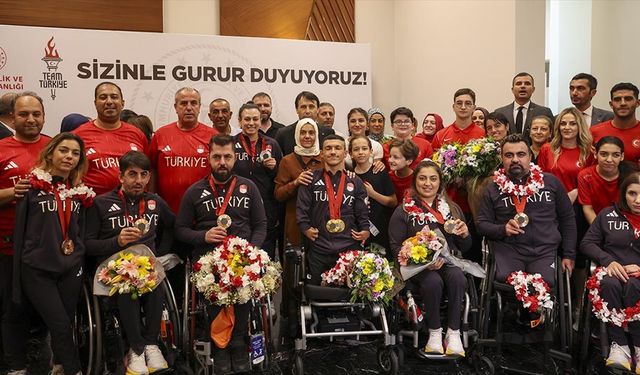 Paralimpik Oyunları'nda tarih yazan sporcular Türkiye'ye döndü