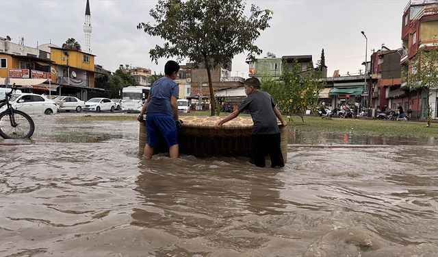 Sağanak ve şiddetli rüzgar, hayatı olumsuz etkiledi