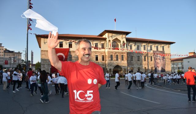 1058 kişi, aynı anda halay çekti