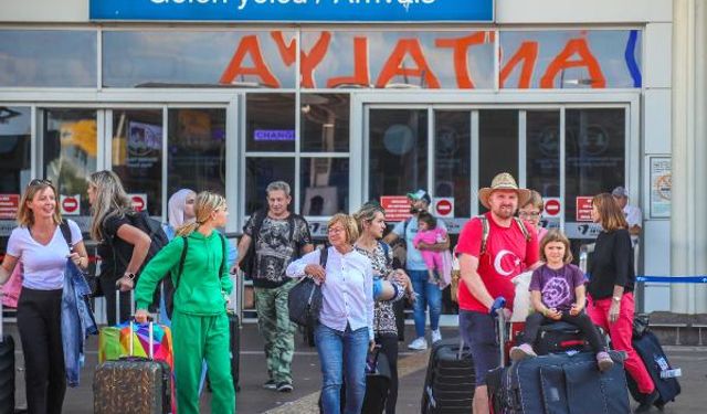 Antalya'ya 8 ayda turist akını