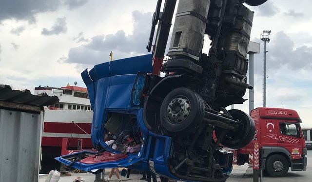 Arızalanan TIR’ın çekicisi, dorseden ayrılarak denize düştü