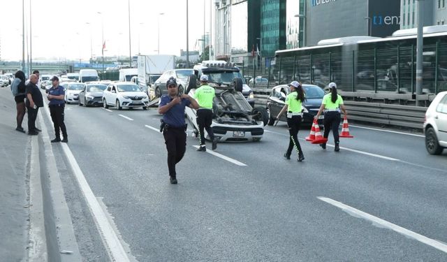 Bahçelievler D-100 Karayolunda otomobil takla attı