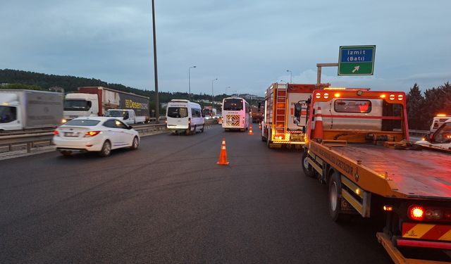 Bariyerleri parçalayıp tabela direğine çarptı