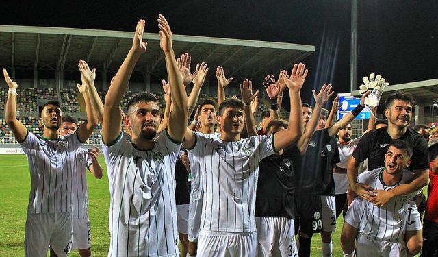 Bornova FK rakiplerine sahayı dar ediyor