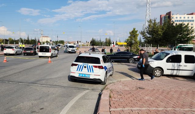 Çalıntı araçtaki şüpheliler, polislere ateş açtı