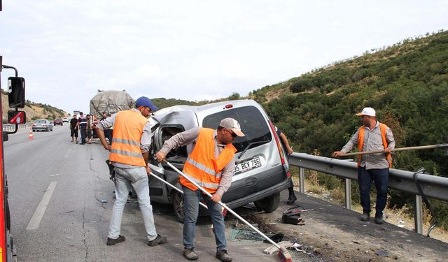 Hafif ticari araç, TIR'a arkadan çarptı: 1 ölü, 1 yaralı