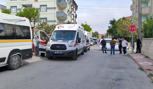 Hafif ticari araçla kreş servisi çarpıştı; 8'i çocuk, 11 yaralı