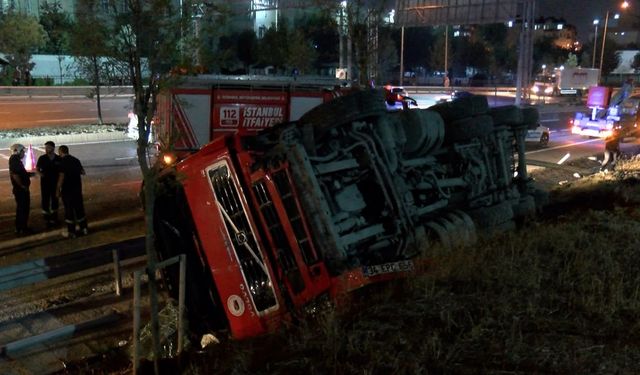 Hafriyat kamyonu, karşı şeride geçerek devrildi