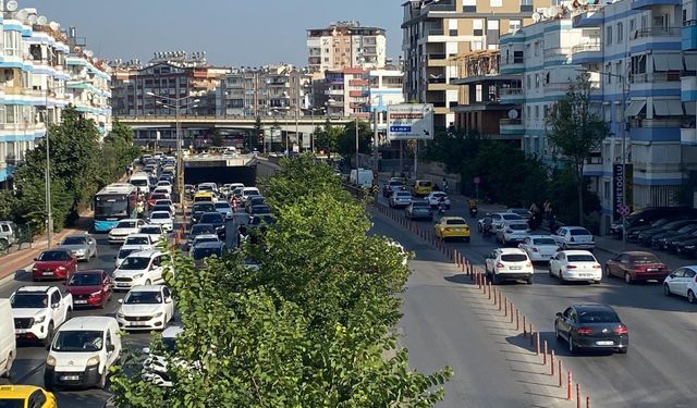 Okullar açıldı, trafik kilitlendi