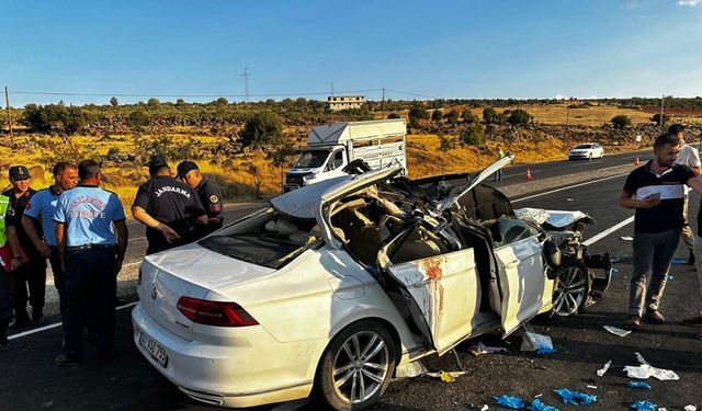 Otomobil, kamyonun altına girdi: 2 kardeş öldü