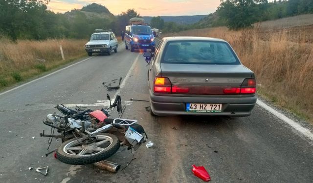 Otomobilin çarptığı motosikletli yaralandı