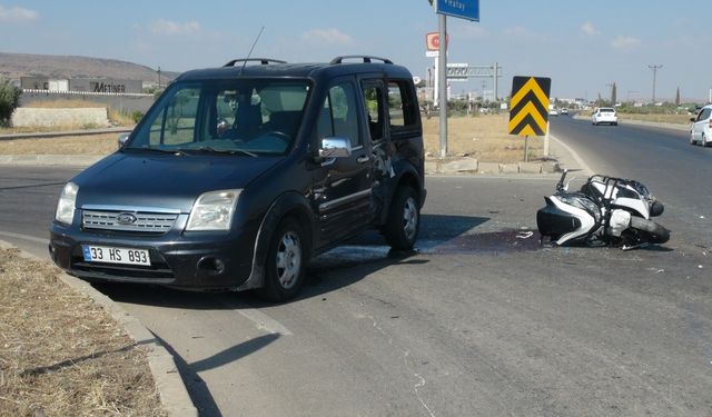 Otomobille çarpışan motosikletteki iki kişi yaralandı