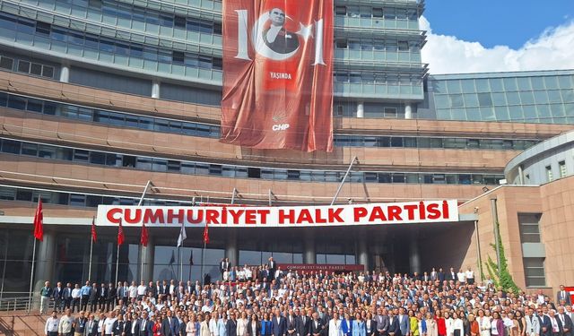 Özel'den Kurultay delegeleri ile fotoğraf